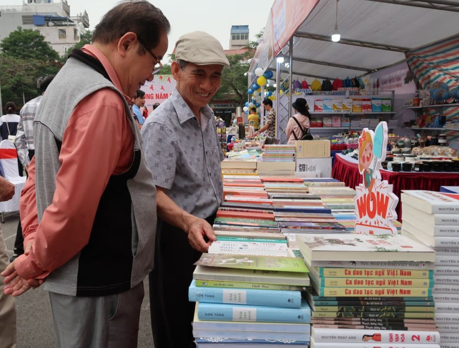 Nhà thơ Trịnh Toại (đội mũ) tìm đọc những cuốn sách hay tại Hội Sách Hải Phòng 2023.