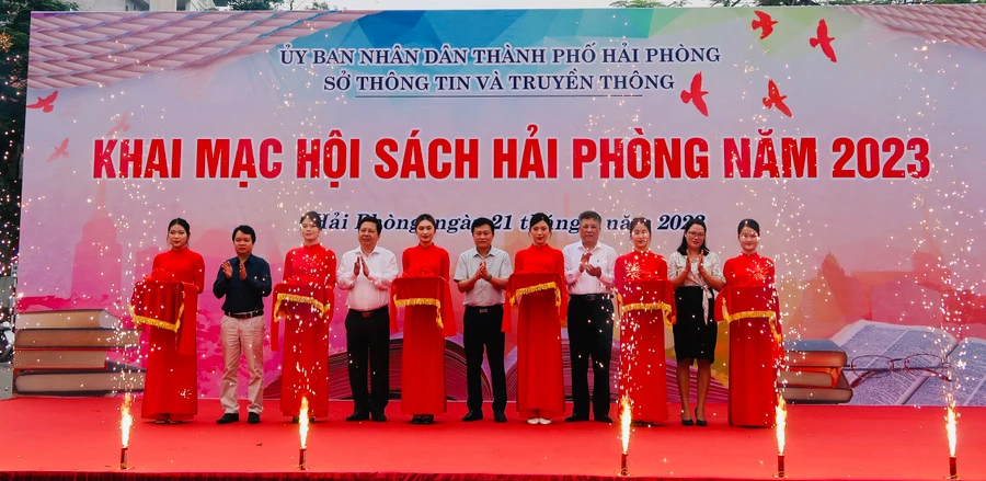 Đại biểu cắt băng Khai mạc Hội Sách Hải Phòng năm 2023.