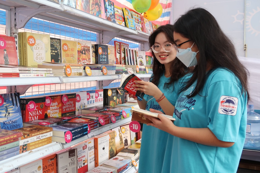 Em Nguyễn Tôn Quyên (bên trong), học sinh lớp 11B1, Trường THPT Trần Nguyên Hãn, quận Lê Chân cho hay: Em và các bạn vừa hoàn thành dự án STEM về sách. Nay đến với Hội Sách em muốn sưu tầm những cuốn sách hay để tiếp tục phát triển dự án STEM.