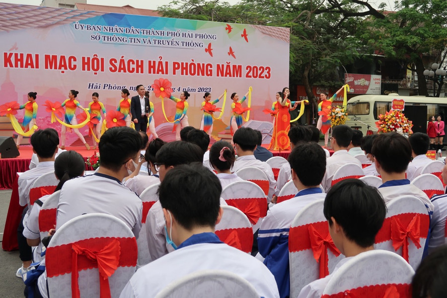 Chương trình văn nghệ trong Hội Sách Hải Phòng 2023.