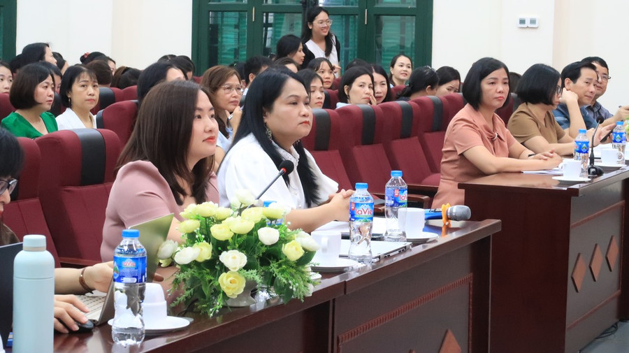 Cán bộ, giáo viên tham gia tập huấn. Cán bộ, giáo viên tham gia tập huấn.