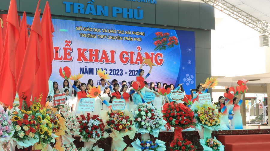 Lễ khai giảng tại Trường THPT chuyên Trần Phú, Hải Phòng. Lễ khai giảng tại Trường THPT chuyên Trần Phú, Hải Phòng.