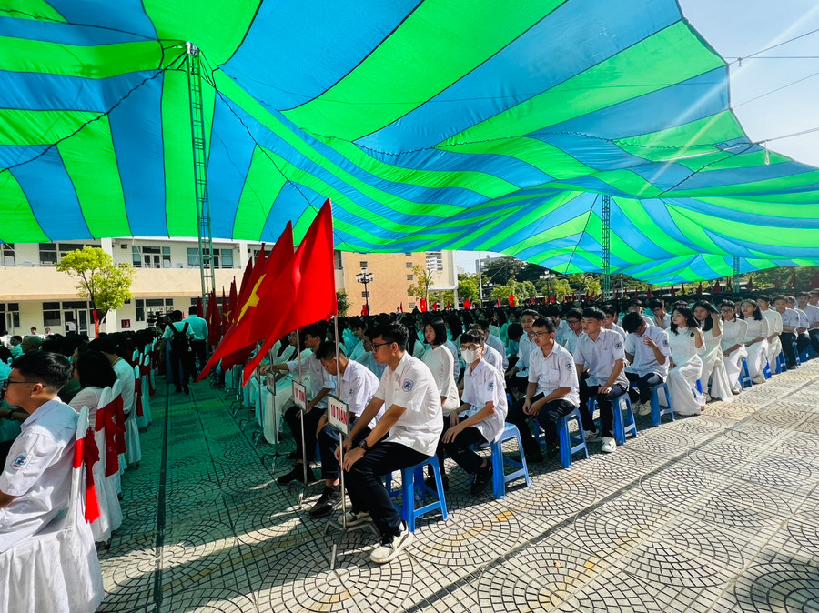 Học sinh Trường THPT chuyên Trần Phú tới đông đủ dự khai giảng. Học sinh Trường THPT chuyên Trần Phú tới đông đủ dự khai giảng.