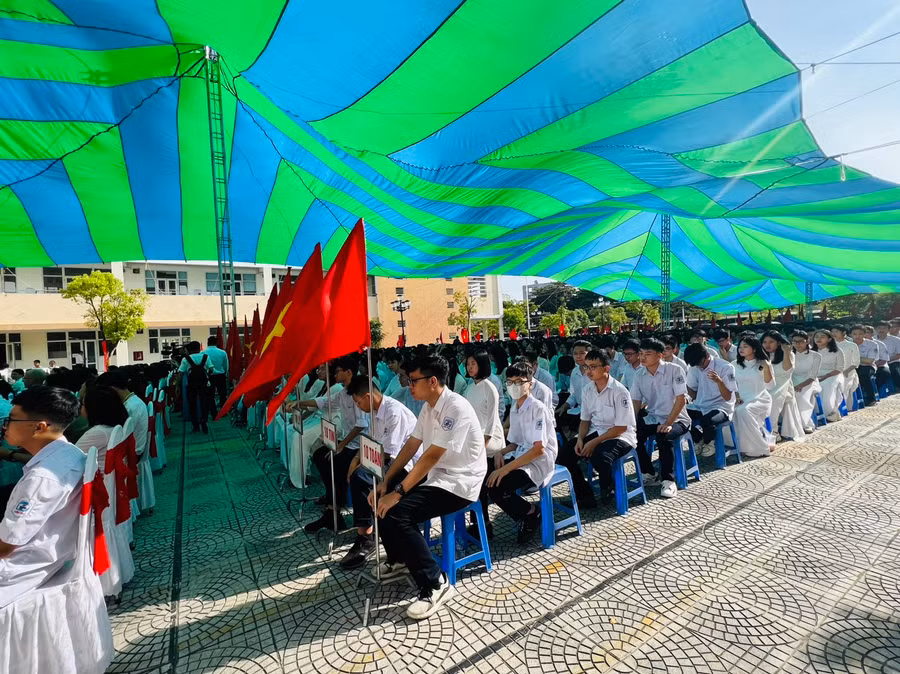 Học sinh Trường THPT chuyên Trần Phú tới đông đủ dự khai giảng.