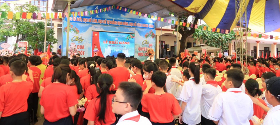 Không khí nô nức trong ngày Khai giảng tại Trường THCS Nguyễn Bá Ngọc, quận Lê Chân. Không khí nô nức trong ngày Khai giảng tại Trường THCS Nguyễn Bá Ngọc, quận Lê Chân.