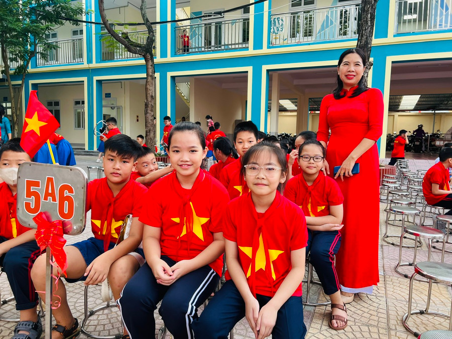 Cô trò Trường Tiểu học Nguyễn Đức Cảnh, quận Lê Chân hân hoan ngày Khai trường. Cô trò Trường Tiểu học Nguyễn Đức Cảnh, quận Lê Chân hân hoan ngày Khai trường.