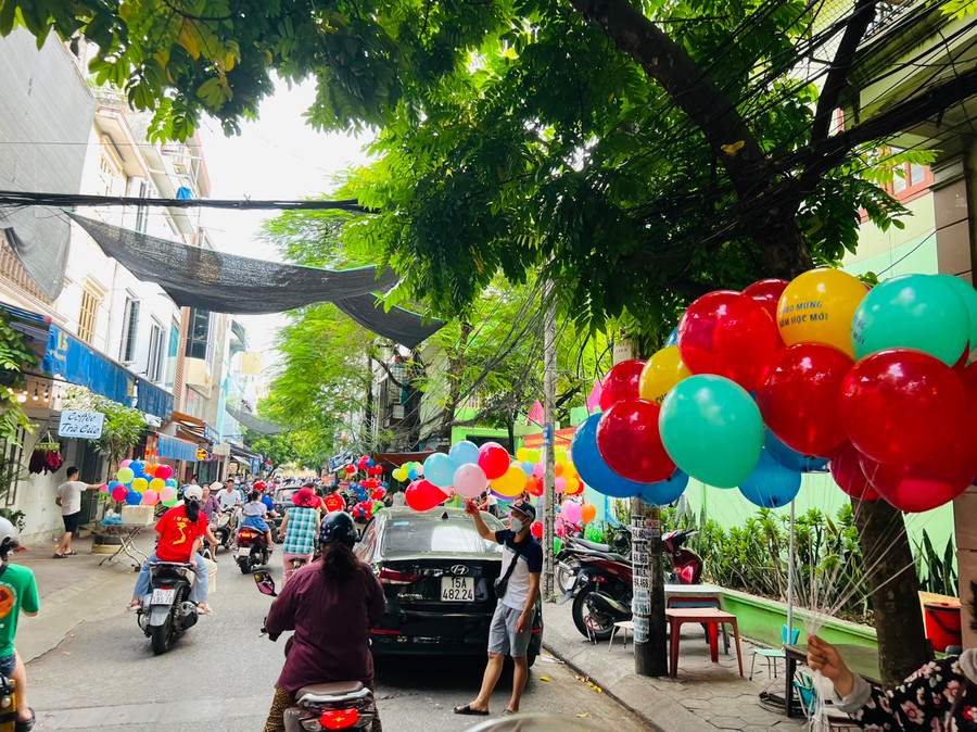 Trên các cung đường đến trường rực rỡ sắc màu đón năm học mới. Trên các cung đường đến trường rực rỡ sắc màu đón năm học mới.