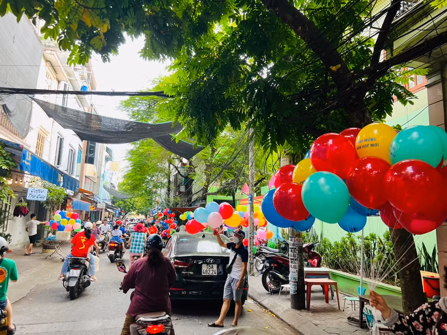 Trên các cung đường đến trường rực rỡ sắc màu đón năm học mới.