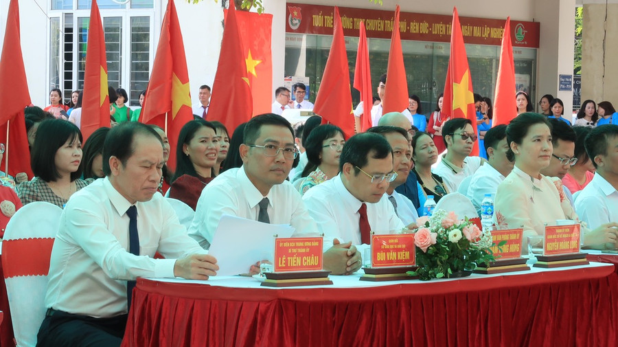 Lãnh đạo TP Hải Phòng dự khai giảng tại Trường THPT chuyên Trần Phú. Lãnh đạo TP Hải Phòng dự khai giảng tại Trường THPT chuyên Trần Phú.