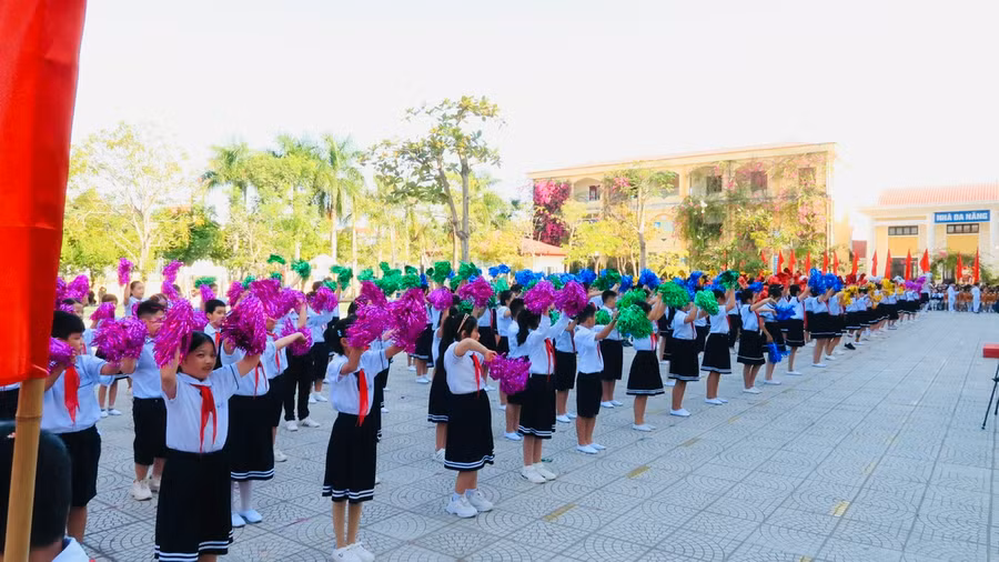 Gần 600 vận động viên hân hoan ngày Hội khoẻ Phù Đổng cấp quận.