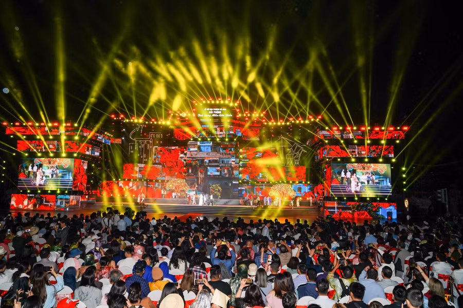 Hàng ngàn người tham gia Lễ hội Hoa phượng đỏ Hải Phòng 