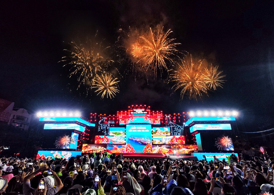 Màn bắn pháo hoa tầm thấp chào mừng thành công của Lễ hội. Màn bắn pháo hoa tầm thấp chào mừng thành công của Lễ hội.