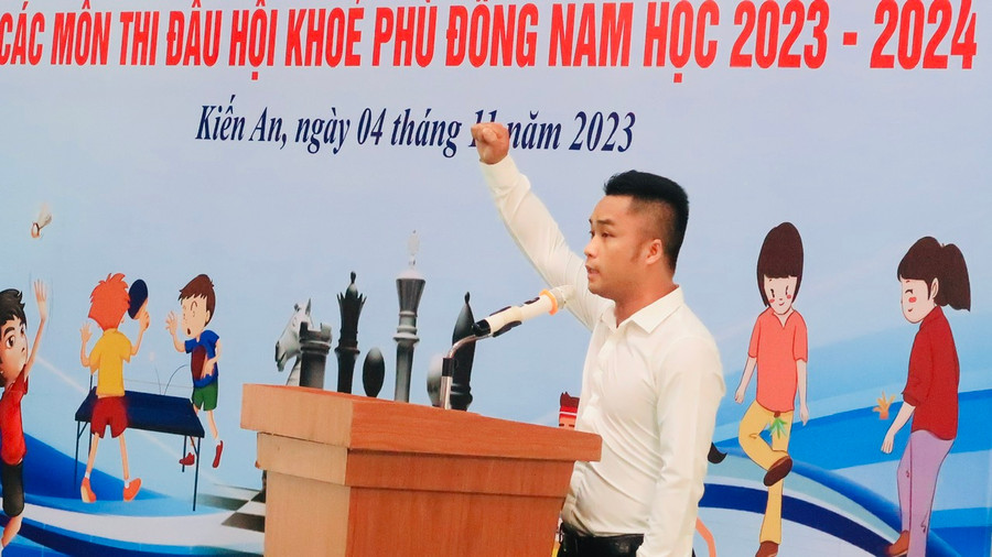 Tổ trọng tài đọc lời hứa.