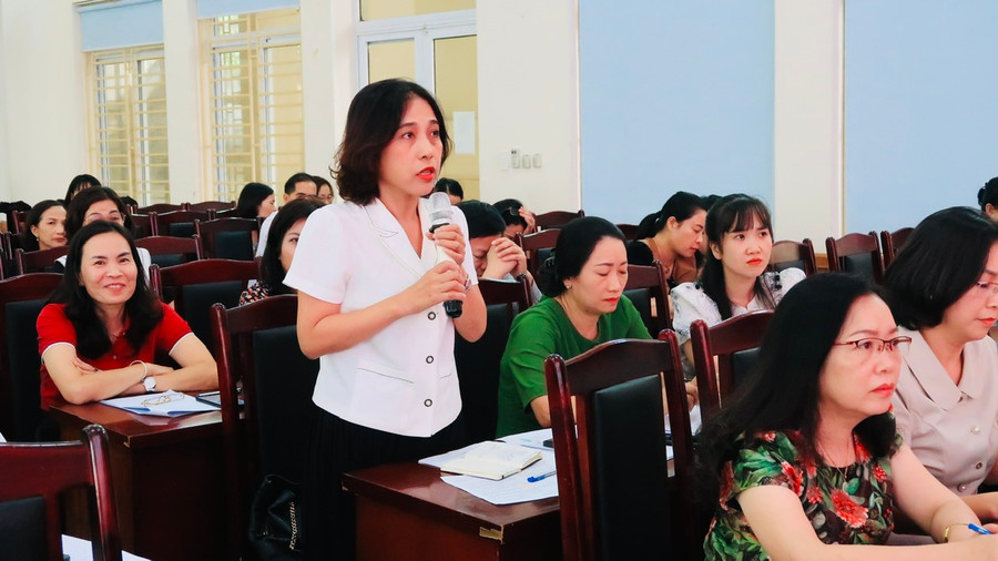 Đại biểu nêu ý kiến về hoạt động giáo dục tại nhà trường. Đại biểu nêu ý kiến về hoạt động giáo dục tại nhà trường.