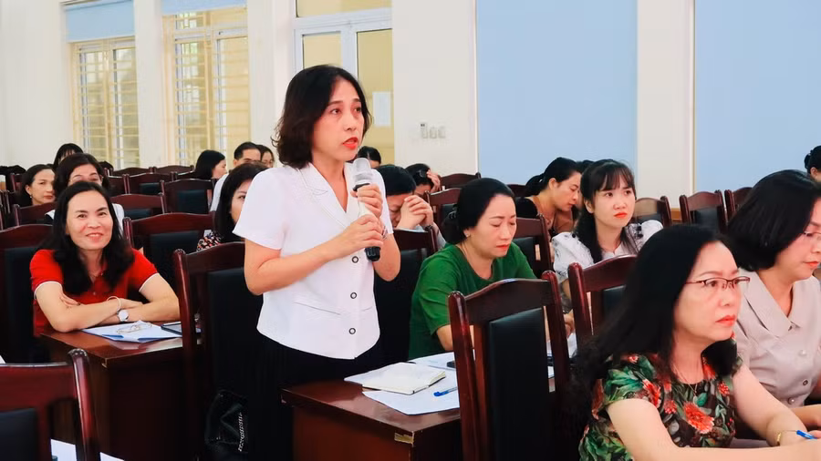 Đại biểu nêu ý kiến về hoạt động giáo dục tại nhà trường.