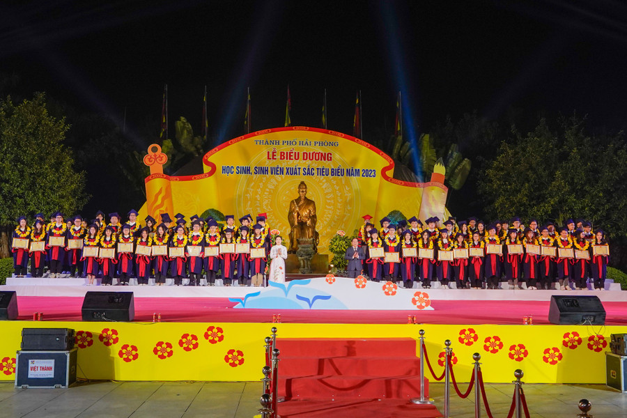 Nhân dịp này, lãnh đạo thành phố chúc mừng và biểu dương ngành Giáo dục và Đào tạo.