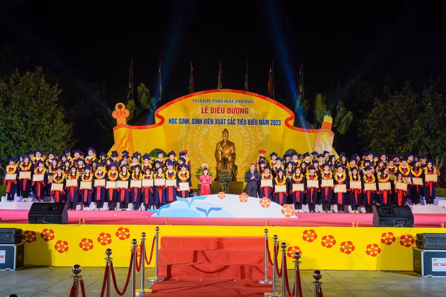 Lễ biểu dương diễn ra tối 18/11.