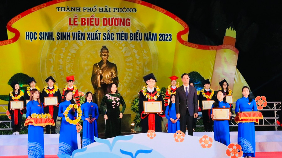 Lễ biểu dương ghi nhận sự nỗ lực, phấn đấu luyện rèn của các em học sinh.