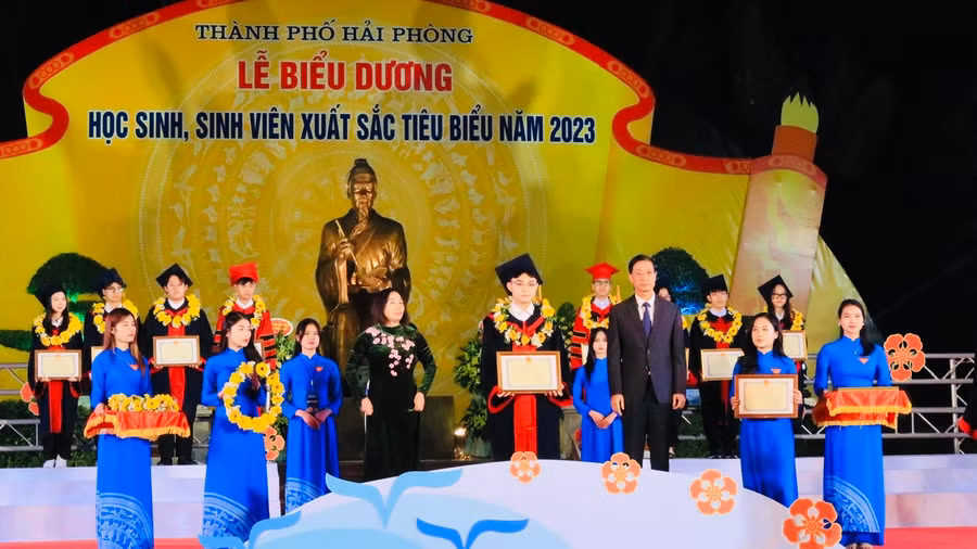 Lễ biểu dương ghi nhận sự nỗ lực, phấn đấu luyện rèn của các em học sinh.