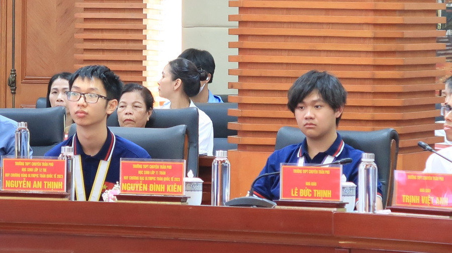 Đình Kiên (góc phải) là học sinh có tố chất Toán học từ nhỏ. Đình Kiên (góc phải) là học sinh có tố chất Toán học từ nhỏ.