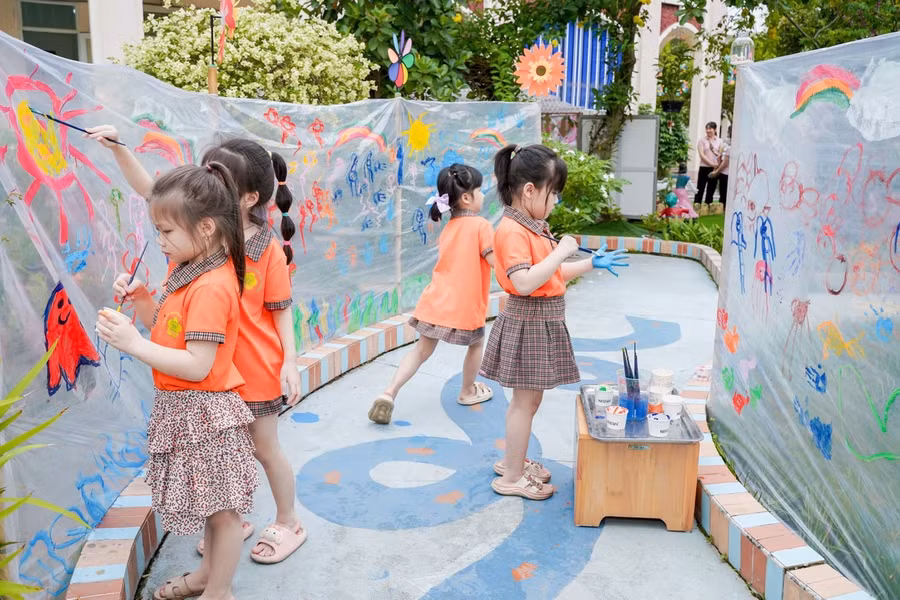 Gần gũi thiên nhiên kích thích trẻ đam mê sáng tạo.