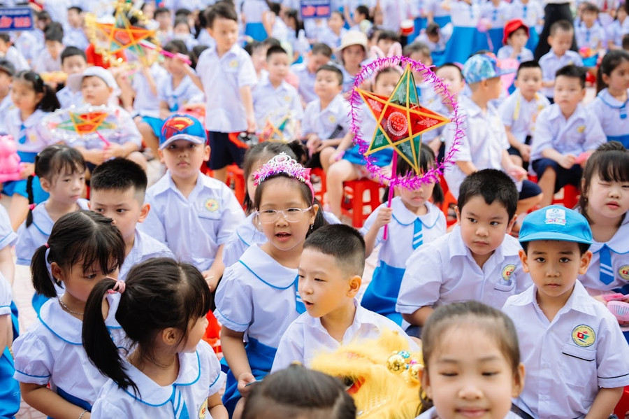 Hơn 1.300 học sinh Trường tiểu học Quang Trung hào hứng với chương trình. Hơn 1.300 học sinh Trường tiểu học Quang Trung hào hứng với chương trình.