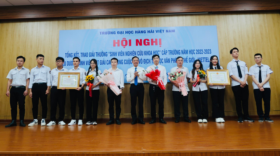 Lãnh đạo Nhà trường trao thưởng cho những sinh viên có sản phẩm khoa học đạt giải Nhất.