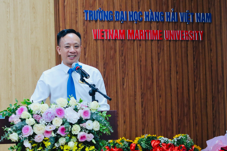 Thầy Phạm Xuân Dương, Hiệu trưởng Trường Đại học Hàng hải Việt Nam ghi nhận những nỗ lực cố gắng của các thầy cô và các em sinh viên. Thầy Phạm Xuân Dương, Hiệu trưởng Trường Đại học Hàng hải Việt Nam ghi nhận những nỗ lực cố gắng của các thầy cô và các em sinh viên.