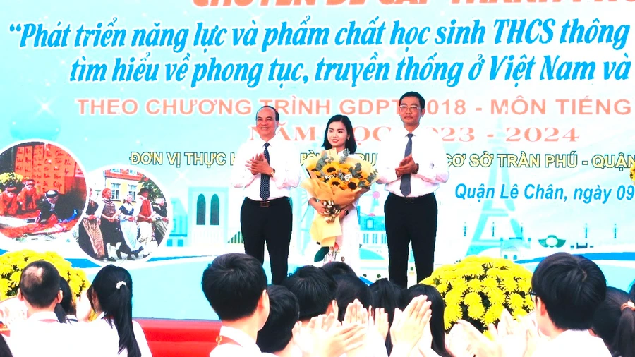 Lãnh đạo Sở GD&ĐT Hải Phòng tặng hoa cô giáo thực hiện chuyên đề.