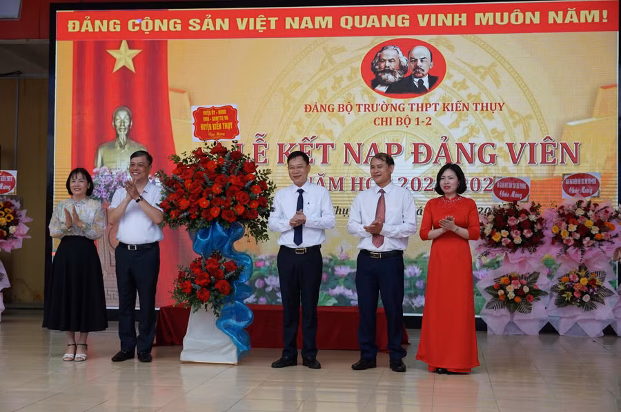 Lãnh đạo Huyện uỷ Kiến Thuỵ tặng hoa chúc mừng nhà trường. Lãnh đạo Huyện uỷ Kiến Thuỵ tặng hoa chúc mừng nhà trường.