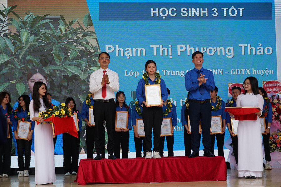 Ban thường vụ Huyện Đoàn Kiến Thụy tổ chức biểu dương danh hiệu “Học sinh 3 tốt” cấp huyện năm 2022 – 2023. Ban thường vụ Huyện Đoàn Kiến Thụy tổ chức biểu dương danh hiệu “Học sinh 3 tốt” cấp huyện năm 2022 – 2023.