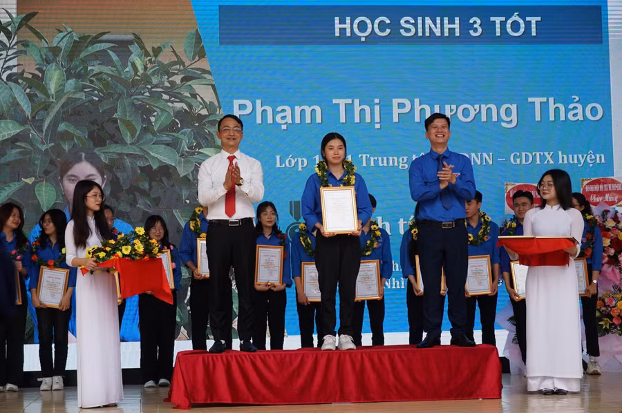 Ban thường vụ Huyện Đoàn Kiến Thụy tổ chức biểu dương danh hiệu “Học sinh 3 tốt” cấp huyện năm 2022 – 2023.