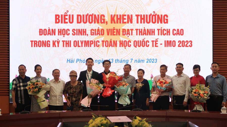 Tấm HCV Olympic Toán học quốc tế là kết quả của quá trình học tập miệt mài của Thịnh. Tấm HCV Olympic Toán học quốc tế là kết quả của quá trình học tập miệt mài của Thịnh.