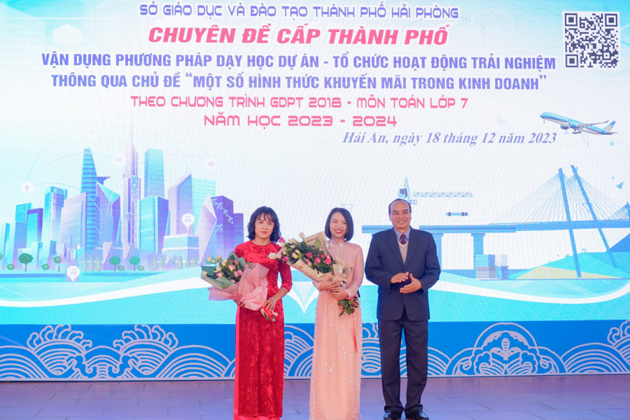 Lãnh đạo Sở GD&ĐT Hải Phòng tặng hoa cô giáo thực hiện chuyên đề. Lãnh đạo Sở GD&ĐT Hải Phòng tặng hoa cô giáo thực hiện chuyên đề.