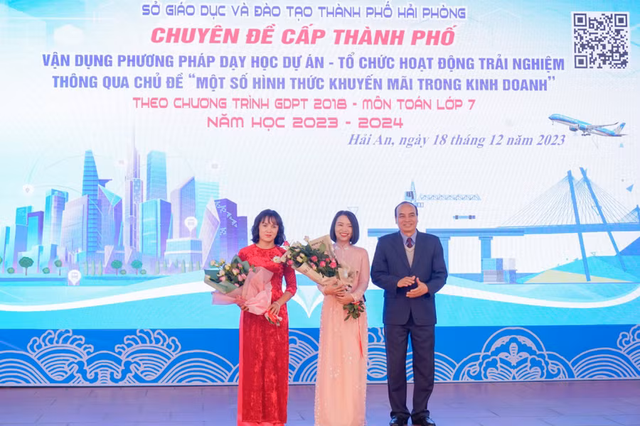 Lãnh đạo Sở GD&amp;ĐT Hải Phòng tặng hoa cô giáo thực hiện chuyên đề.