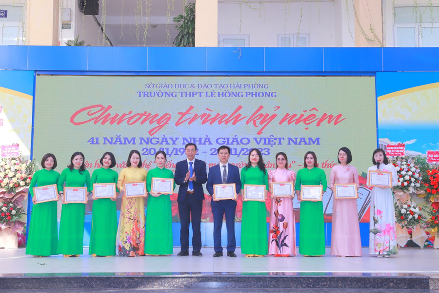 Phần thưởng cao quý thay lời tri ân các thầy cô nhân ngày kỉ niệm.