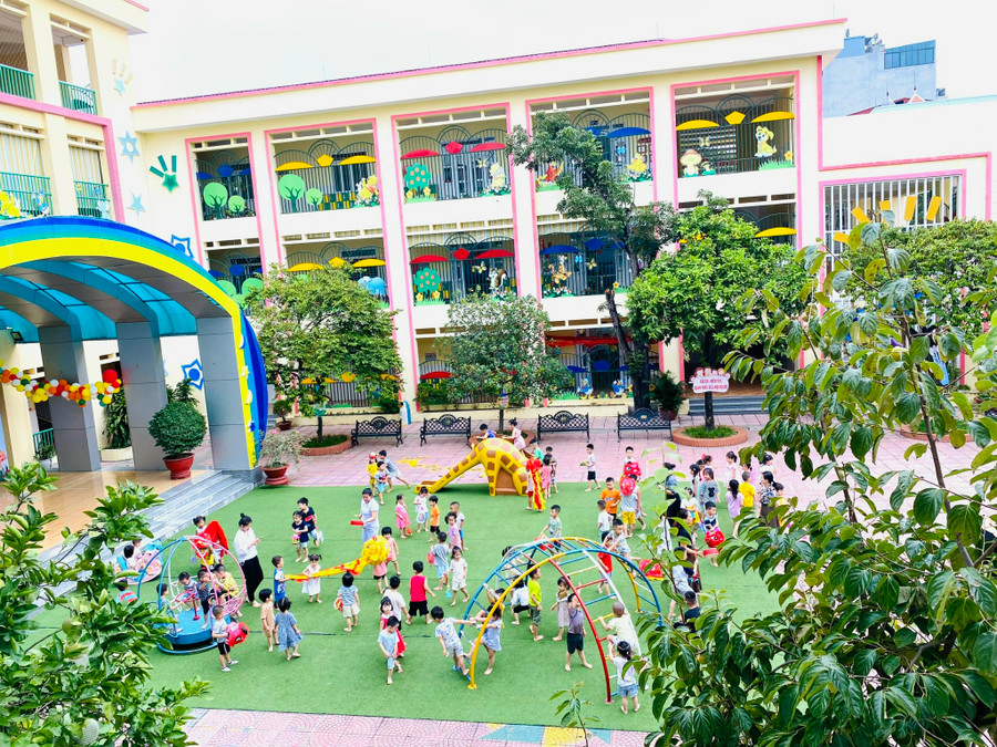 Các nhà trường đẩy mạnh nhiều hoạt động chăm sóc giáo dục trẻ cả trong không gian trong và ngoài lớp học.