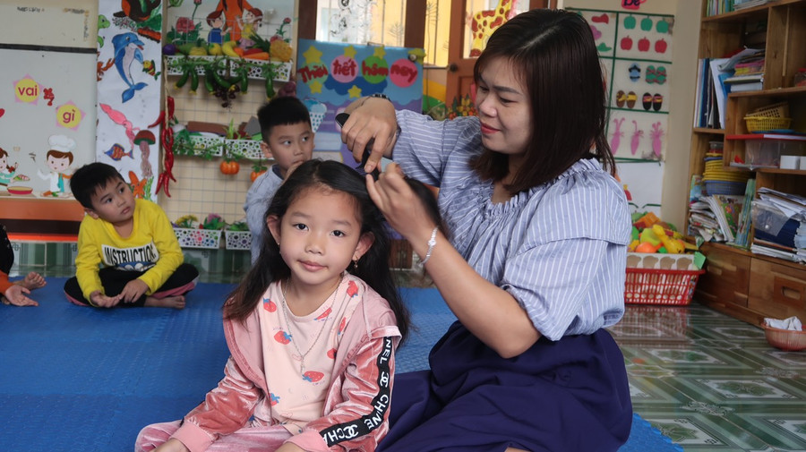 Trẻ thường làm nũng đòi &quot;mẹ Ngoan&quot; cột tóc, ru ngủ...