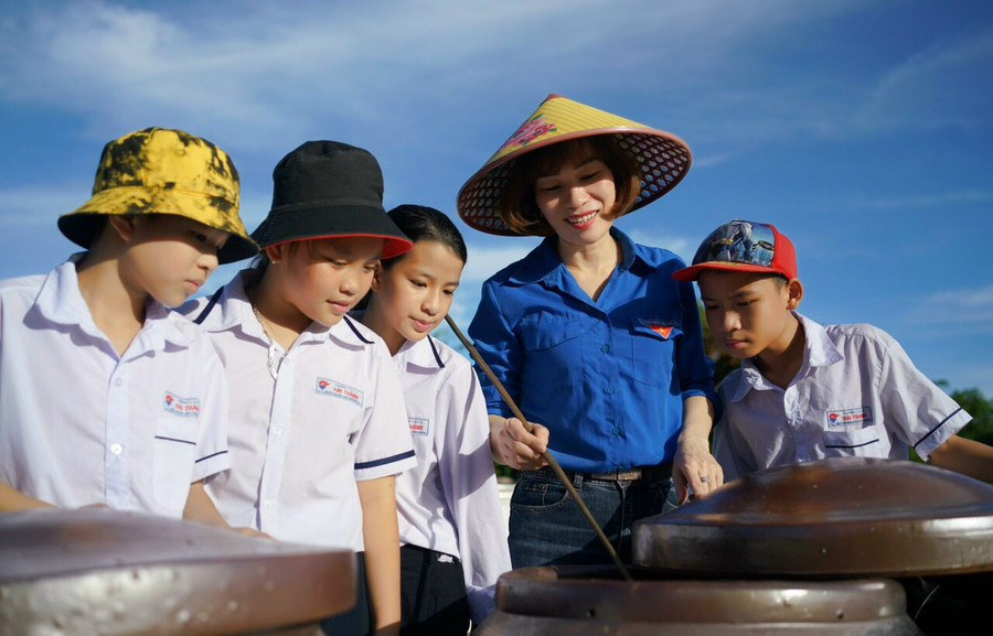 Học sinh Trường THCS Hải Thành được cùng cô trải nghiệm về nghề truyền thống của địa phương (Ảnh NVCC). Học sinh Trường THCS Hải Thành được cùng cô trải nghiệm về nghề truyền thống của địa phương (Ảnh NVCC).