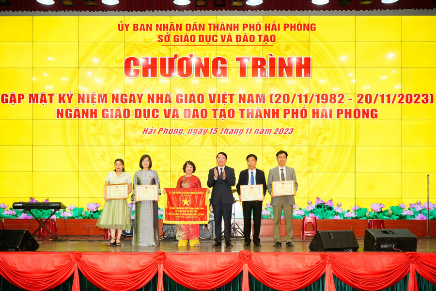 Lãnh đạo TP Hải Phòng biểu dương các đơn vị có thành tích xuất sắc.