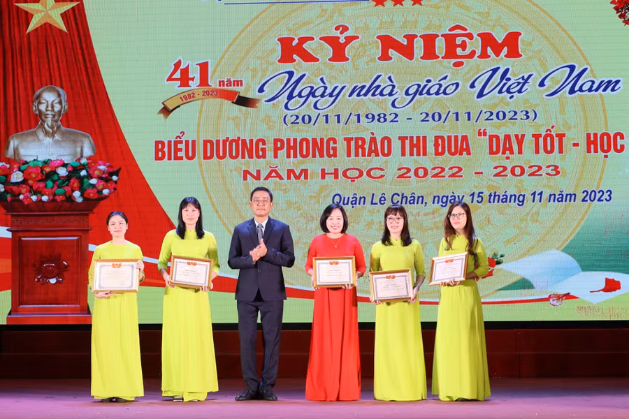 Nhiều thầy cô được vinh danh, khen thưởng tại Lễ kỉ niệm Ngày nhà giáo Việt Nam của quận Lê Chân.