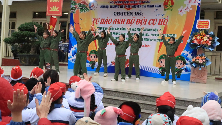 Cũng trong sáng 21/12, nhà trường tổ chức Chuyên đề "Tự hào anh bộ đội cụ Hồ". Cũng trong sáng 21/12, nhà trường tổ chức Chuyên đề "Tự hào anh bộ đội cụ Hồ".