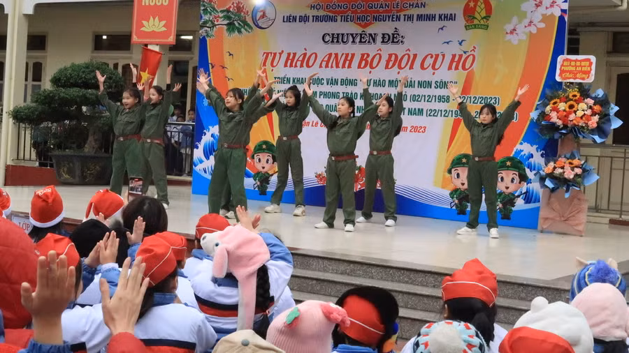 Cũng trong sáng 21/12, nhà trường tổ chức Chuyên đề "Tự hào anh bộ đội cụ Hồ".