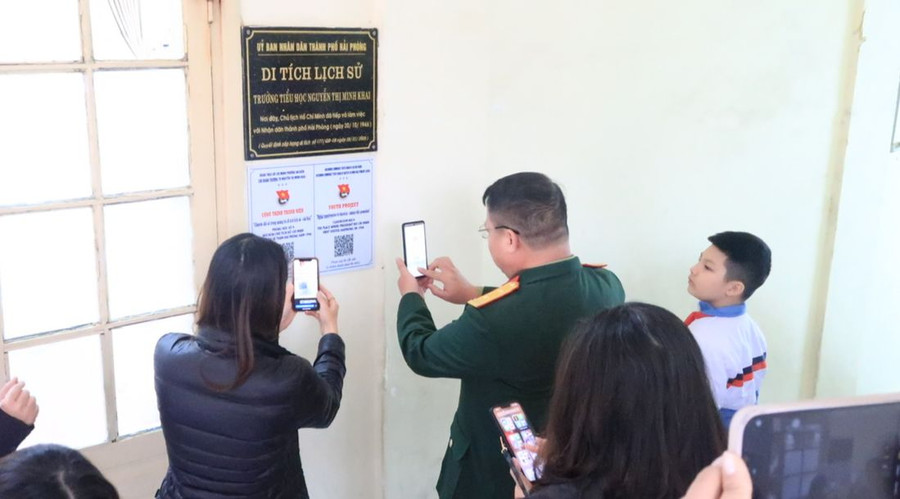 Cán bộ, giáo viên và khách thăm Trường quét mã QR quảng bá di tích lịch sử- văn hoá. Cán bộ, giáo viên và khách thăm Trường quét mã QR quảng bá di tích lịch sử- văn hoá.