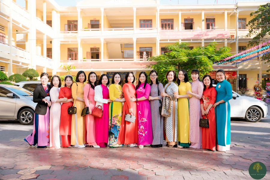 Nữ cán bộ, giáo viên nhà trường. Nữ cán bộ, giáo viên nhà trường.