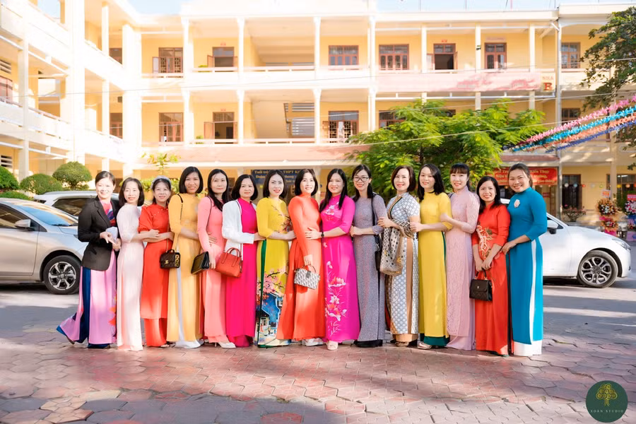 Nữ cán bộ, giáo viên nhà trường. Nữ cán bộ, giáo viên nhà trường.