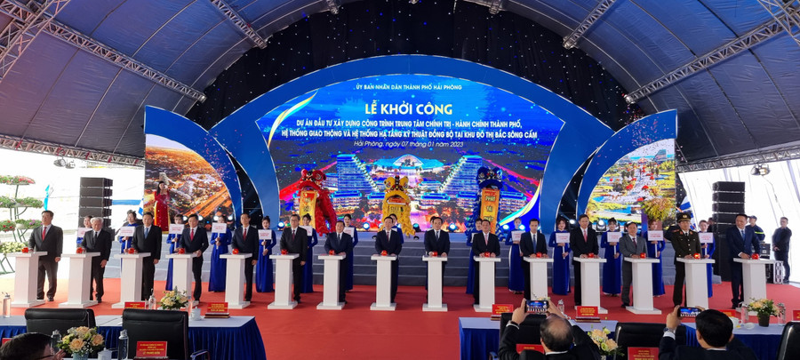 Đại biểu nhấn nút khởi công dự án Trung tâm Chính trị - Hành chính thành phố Hải Phòng. Đại biểu nhấn nút khởi công dự án Trung tâm Chính trị - Hành chính thành phố Hải Phòng.