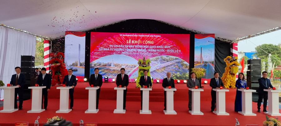 Lễ khởi công dự án nút giao khác mức tại ngã tư đường Tôn Đức Thắng - Máng Nước - Quốc lộ 5. Lễ khởi công dự án nút giao khác mức tại ngã tư đường Tôn Đức Thắng - Máng Nước - Quốc lộ 5.