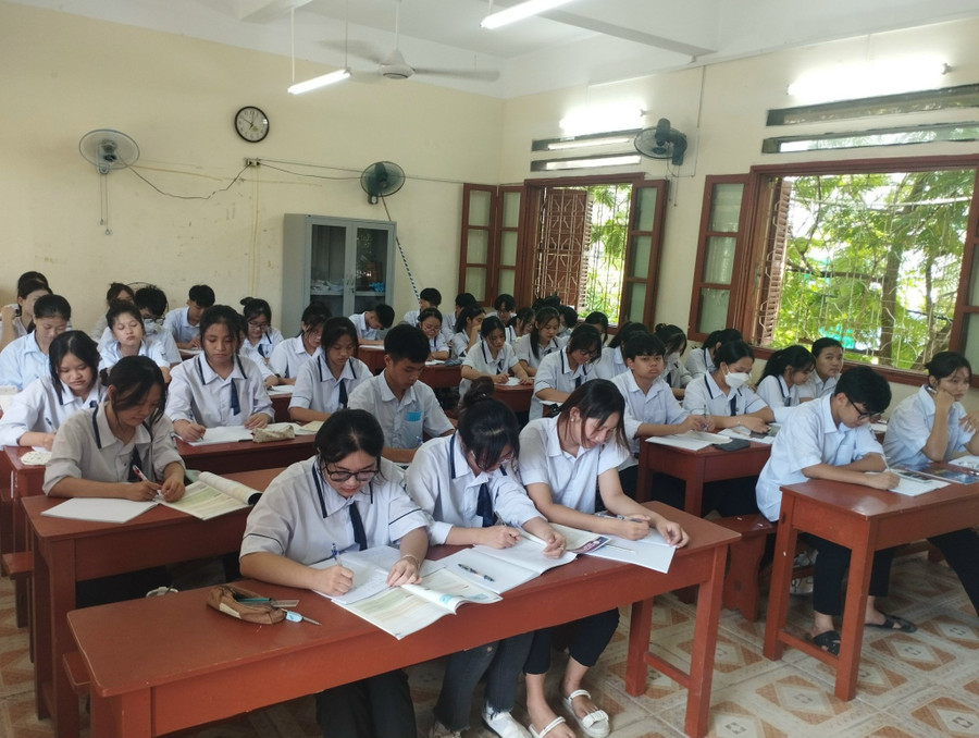 Học sinh lớp 11 Trường THPT An Lão trong giờ học.