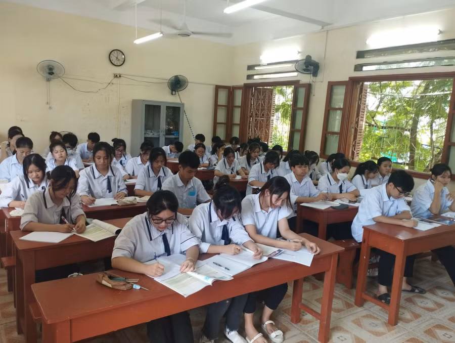 Học sinh lớp 11 Trường THPT An Lão trong giờ học.